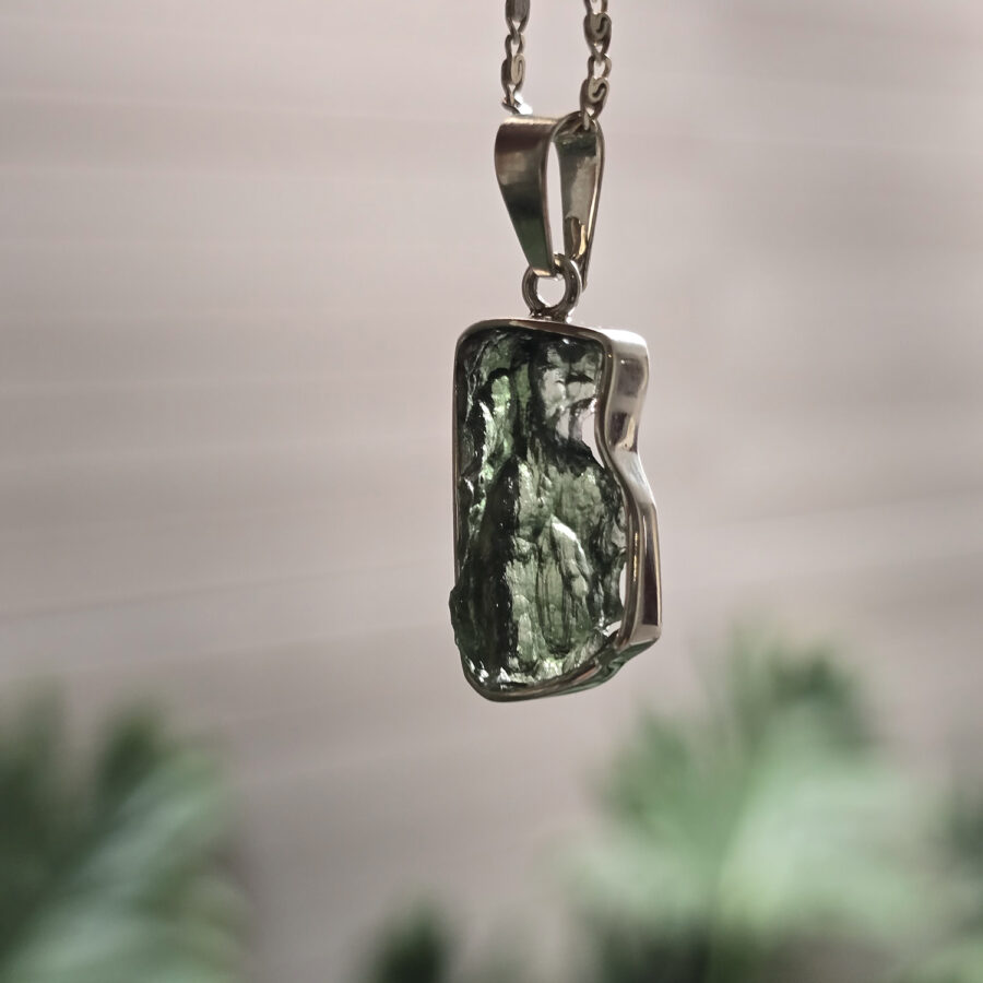 Dije de plata .925 con moldavita natural