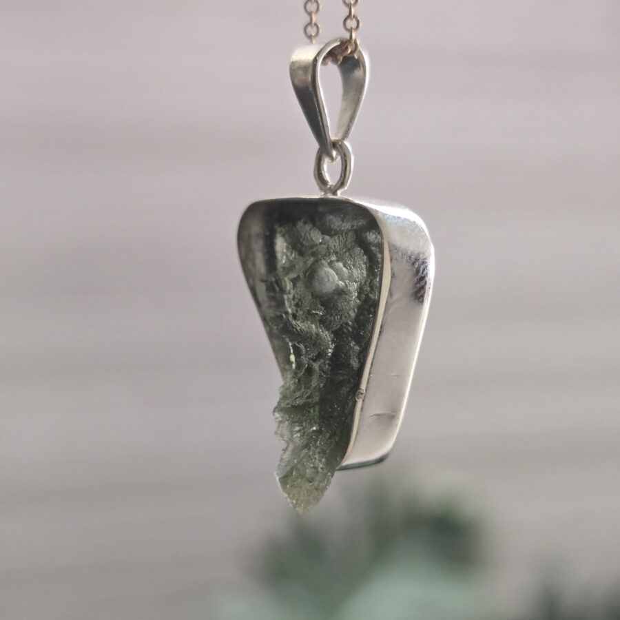 Dije de plata .925 con moldavita natural