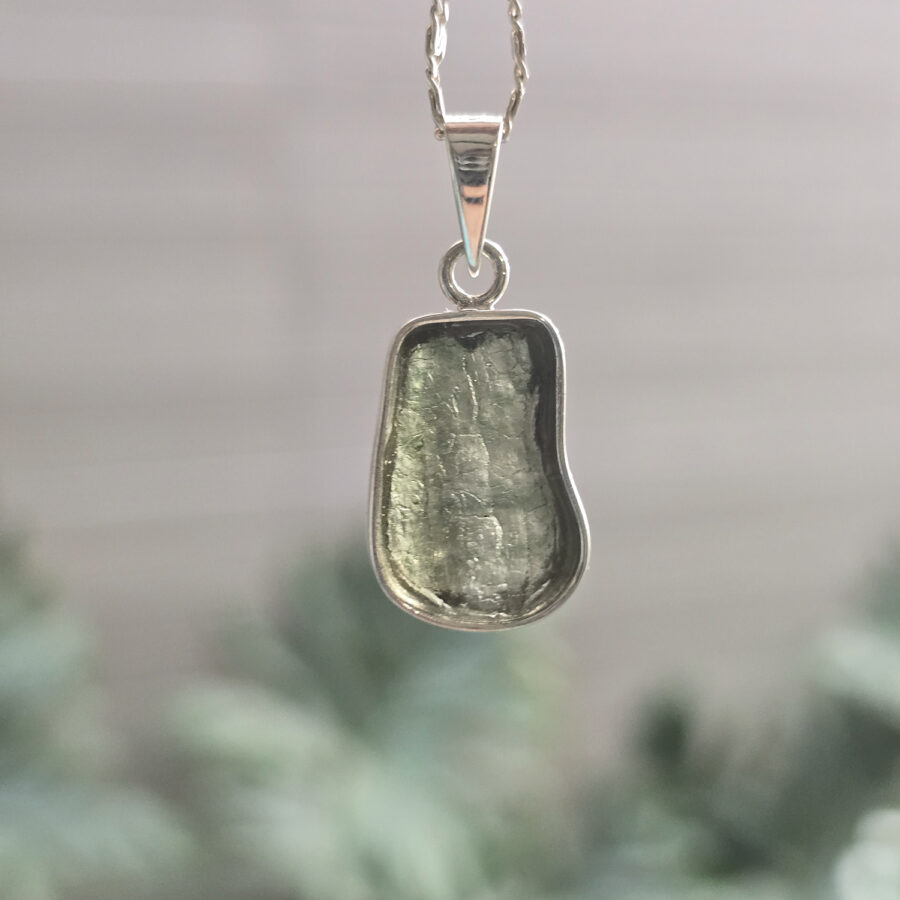 Dije de plata .925 con moldavita natural