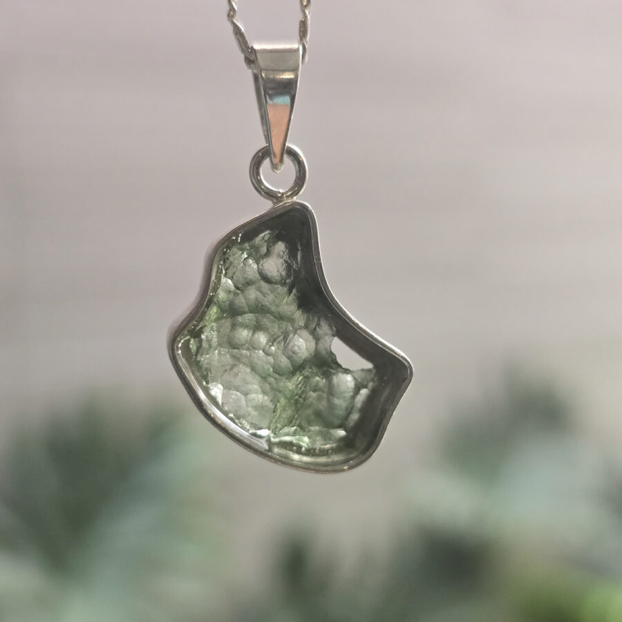Dije de plata .925 con moldavita natural