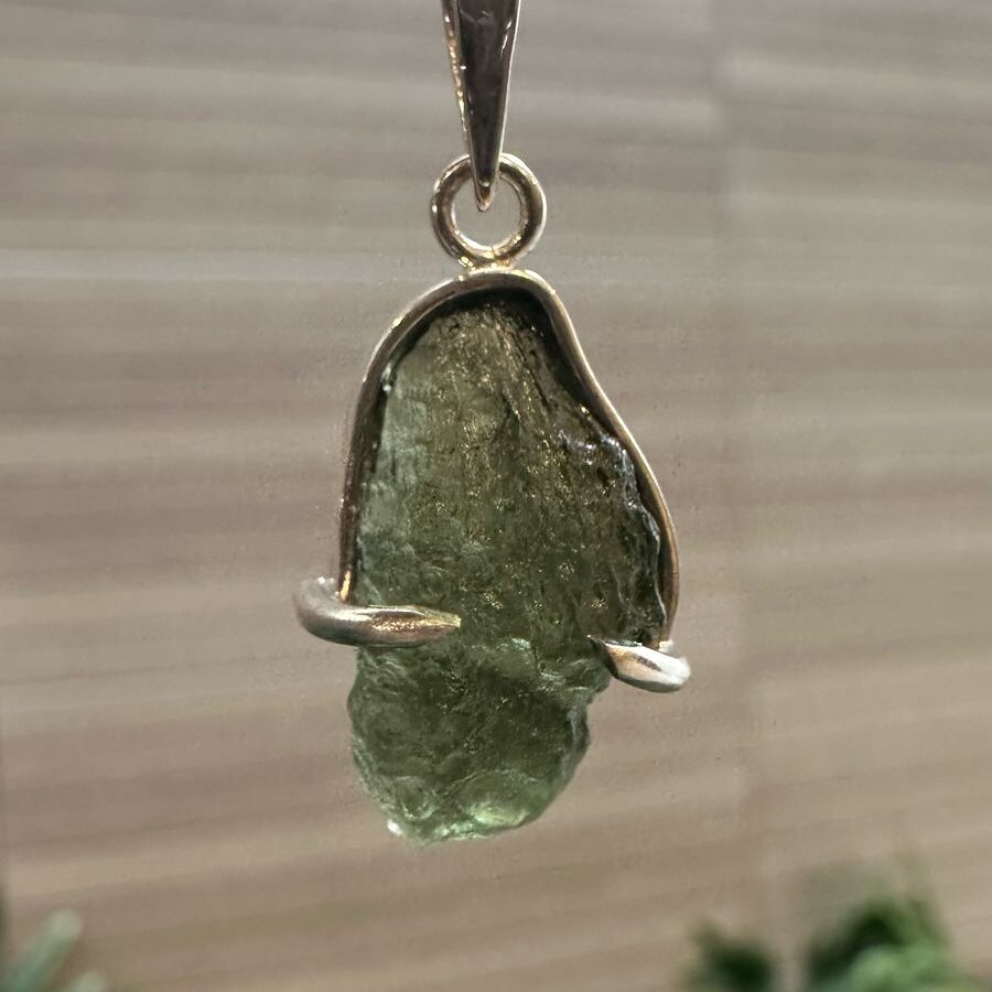 Dije de plata .925 con moldavita natural