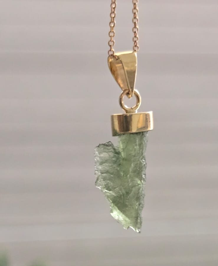 Dije en oro de 14 quilates con moldavita natural