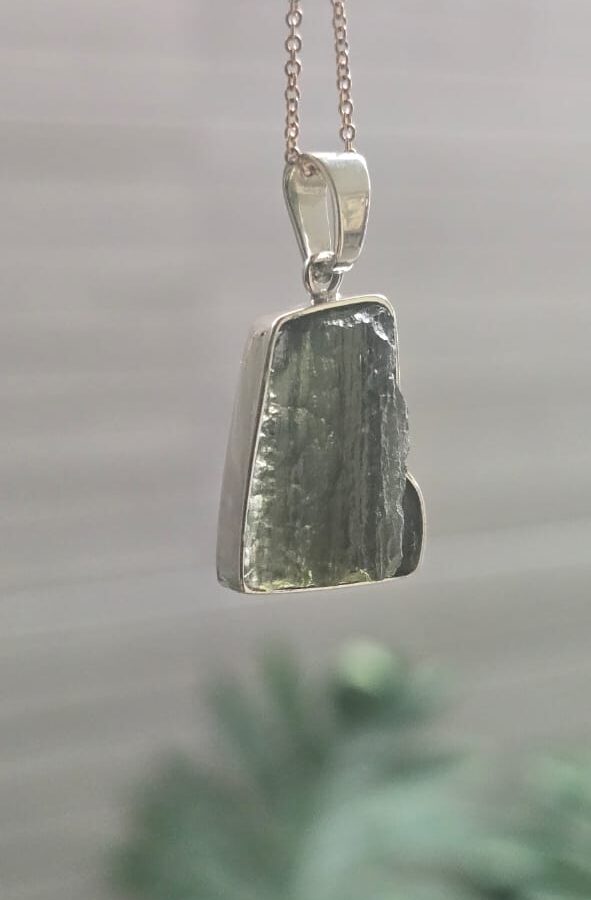 Dije en plata natural con moldavita natural