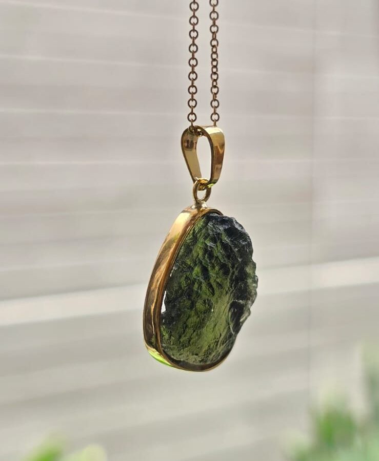 Dije de oro de 14 quilates con moldavita natural