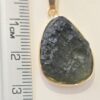 Dije de oro de 14 quilates con moldavita natural