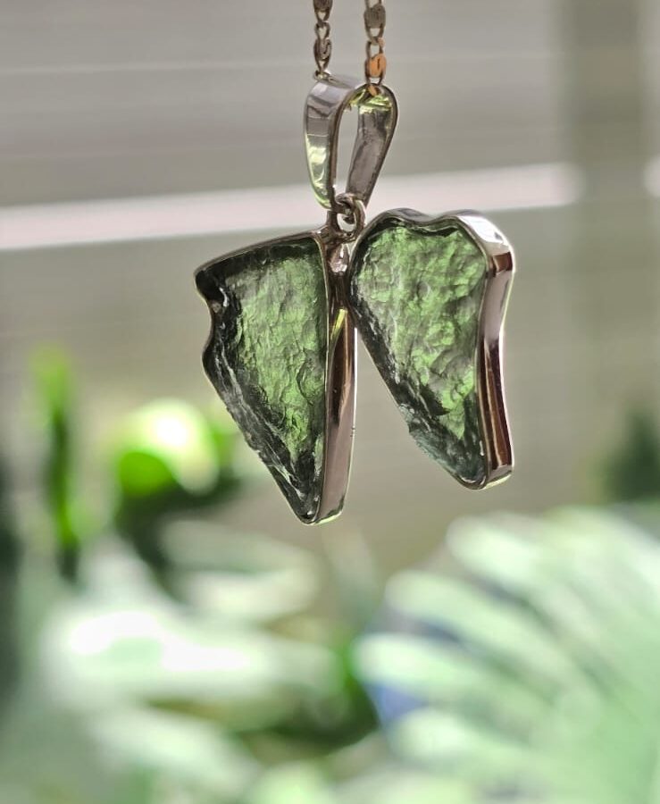 Dije en plata 9.25 con moldavita natural