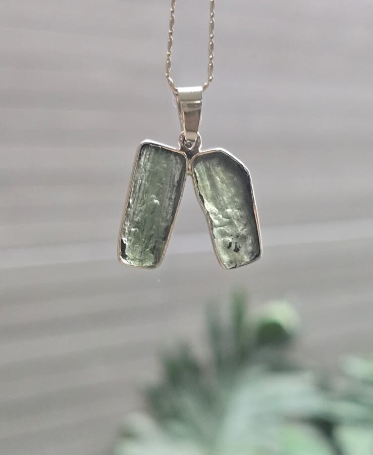 Dije en plata con moldavita natural