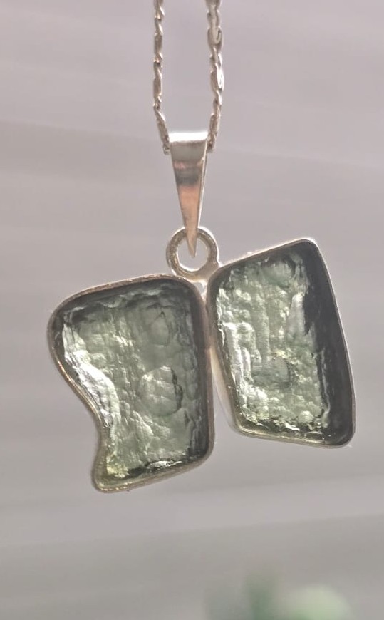 Dije en plata 9.25 con moldavita natural