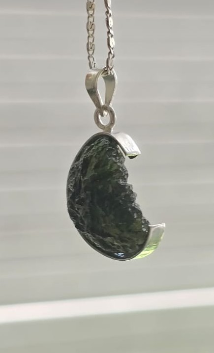 Dije en plata con moldavita natural