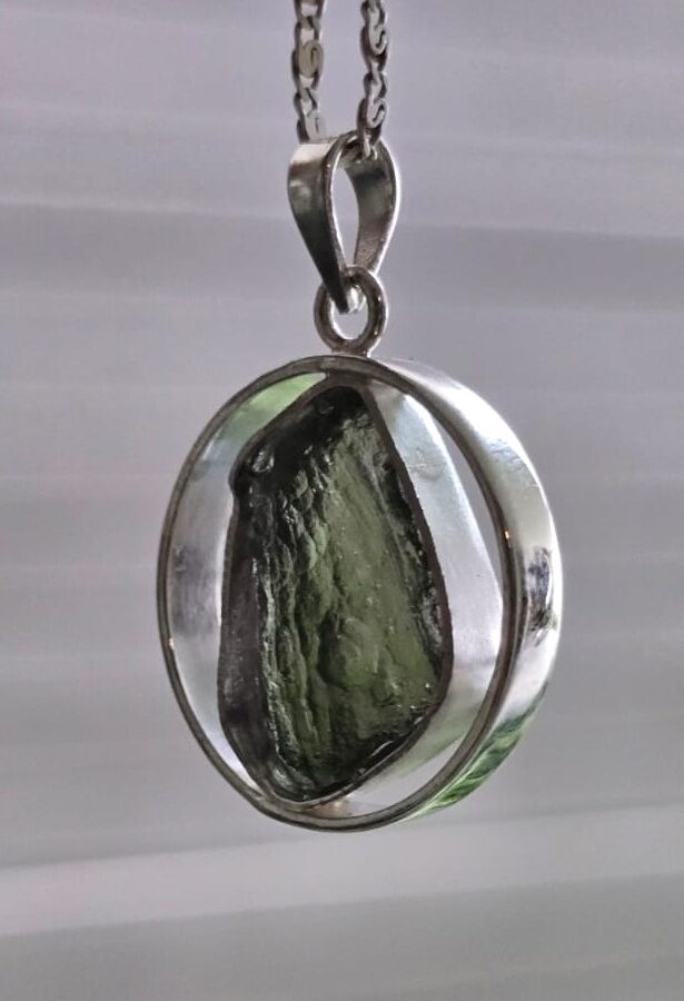Dije en plata 9.25 con moldavita natural