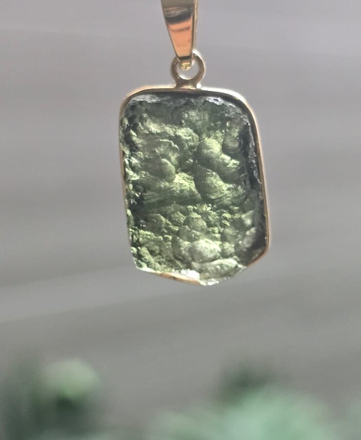 Dije en oro de 14 quilates con moldavita natural