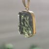 Dije en oro de 14 quilates con moldavita natural