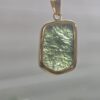 Dije en oro de 14 quilates con moldavita natural