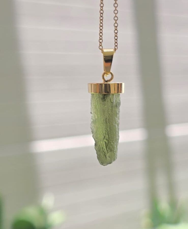 Dije en oro de 14 Quilates con moldavita natural
