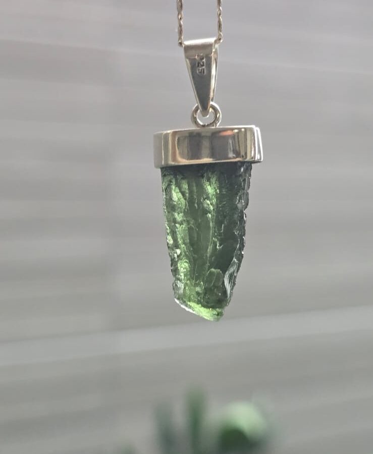 Dije en plata 925 con Moldavita natural