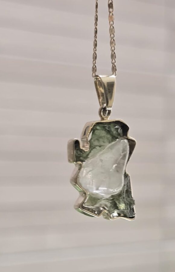 Dije en plata 925 con moldavita natural