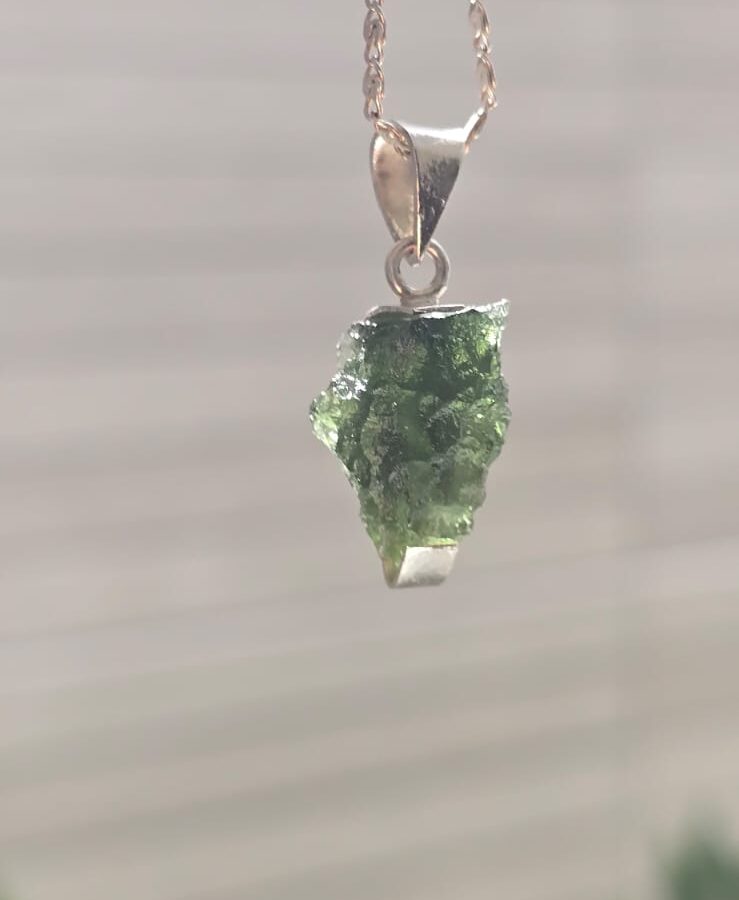 Dije en plata 925con moldavita natural