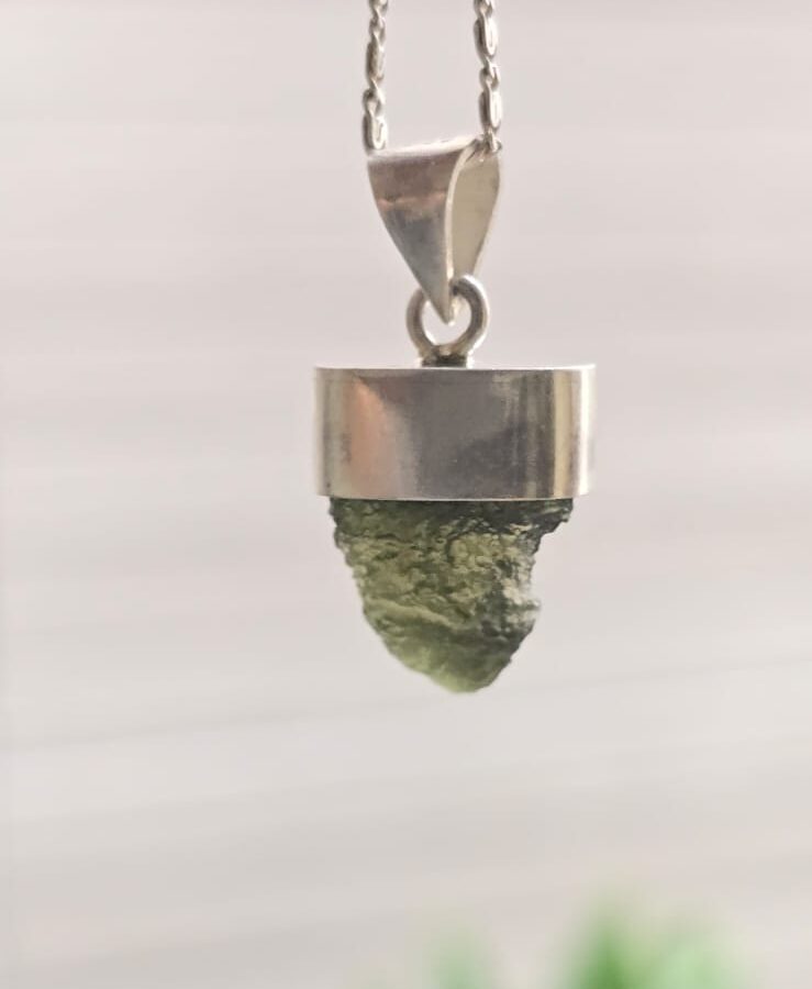 Dije en plata 9.25 con moldavita natural