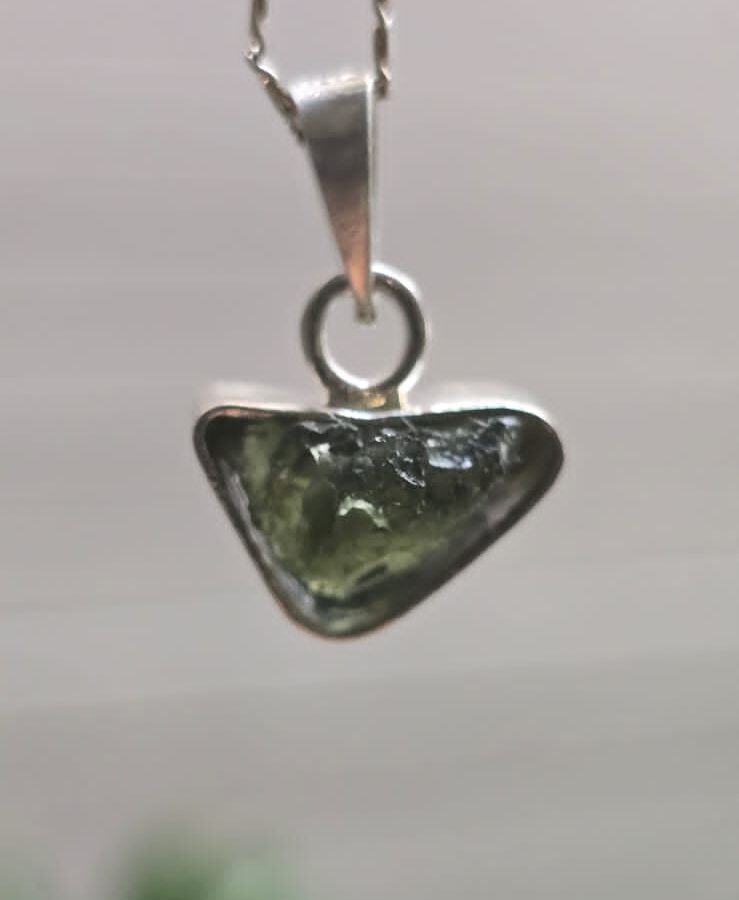Dije en plata 9.25 con moldavita natural