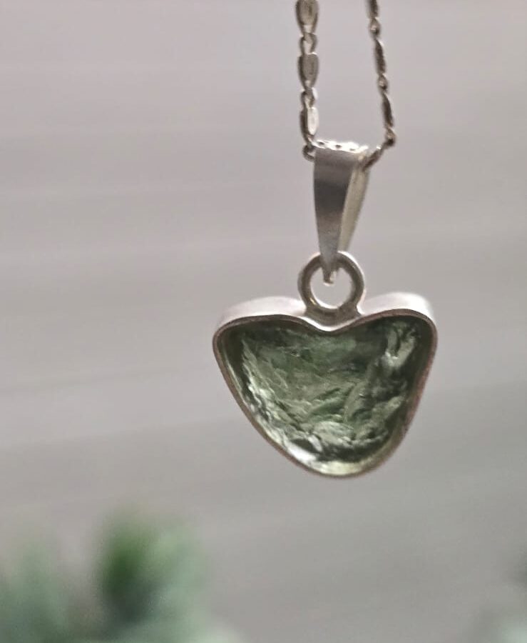 Dije en plata 9.25 con moldavita natural
