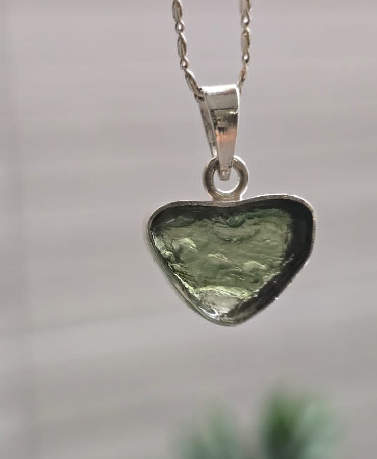 Dije en plata 9.25 con moldavita natural