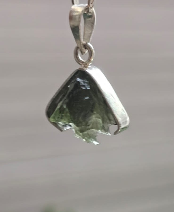dije en plata 9.25 con moldavita natural