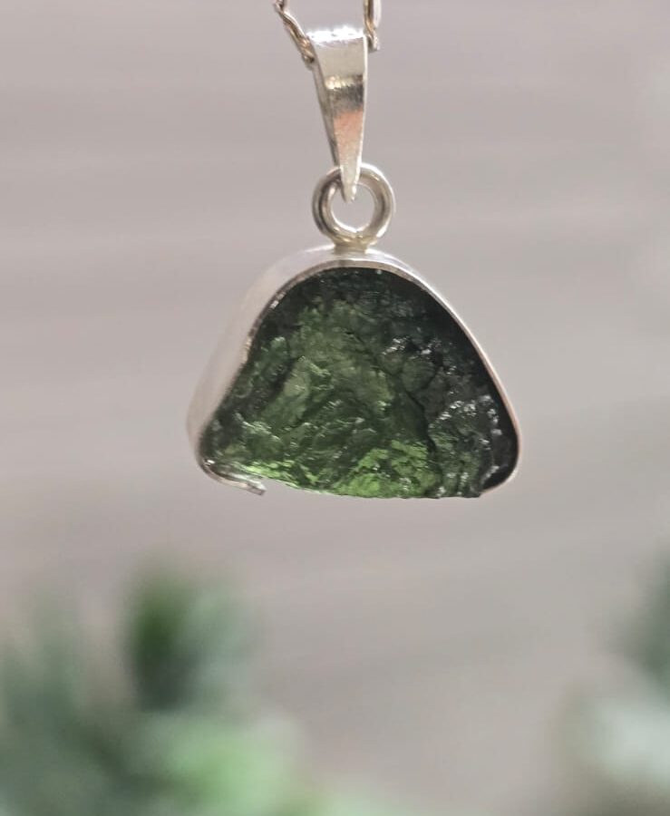 Dije en plata 9.25 con moldavita natural