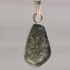 Dije en plata con moldavita natural