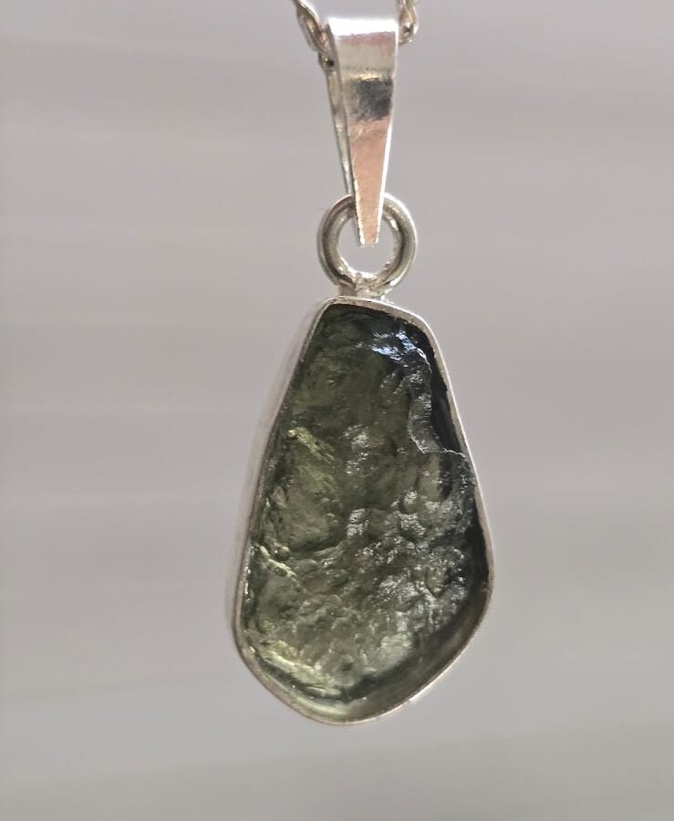 Dije en plata con moldavita natural