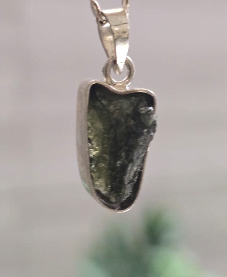 Dije en plata 9.25 con moldavita natural