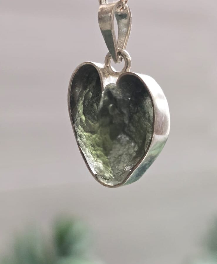 Dije en plata 9.25 con moldavita natural
