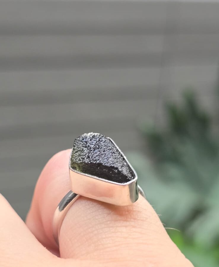 Anillo en plata 9.25 con moldavita natural