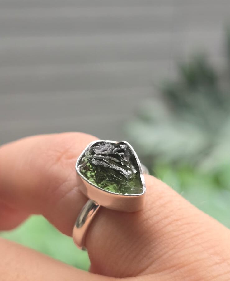 Anillo en plata 9.25 con moldavita natural