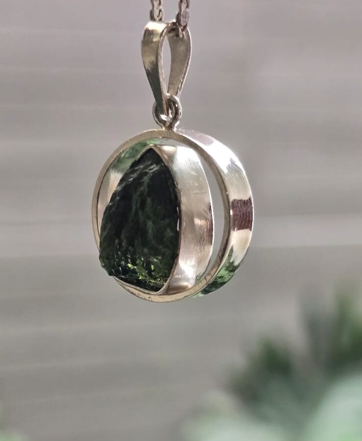 Dije en plata 9.25 con moldavita natural