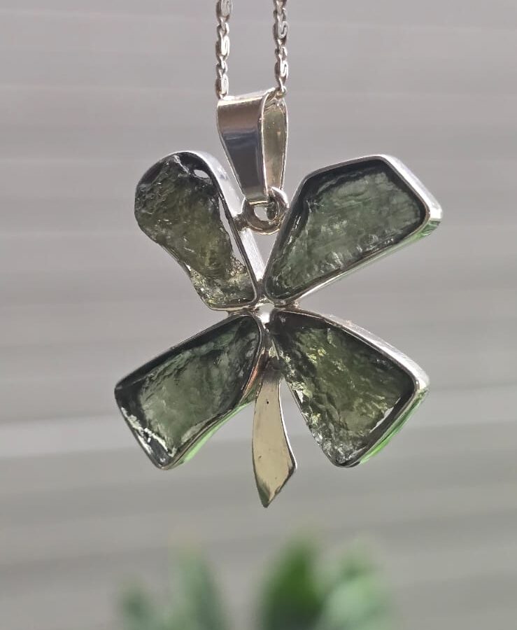 Dije en plata con moldavita natural
