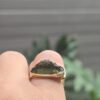 Anillo en oro de 14 quilates con moldavita natural