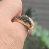 Anillo en oro de 14 quilates con moldavita natural