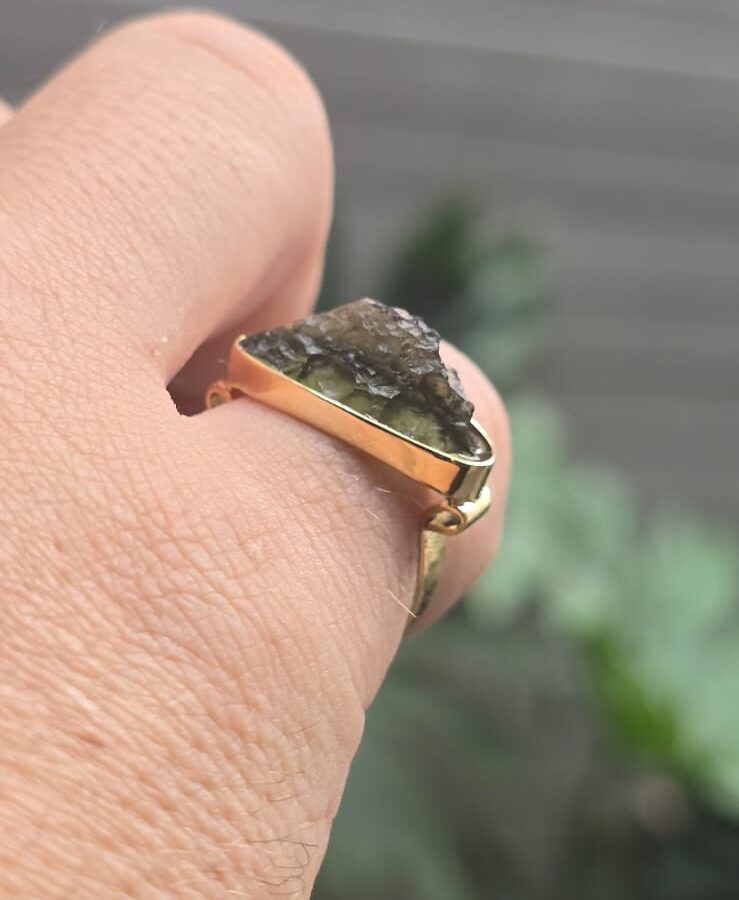 Anillo en oro de 14 quilates con moldavita natural