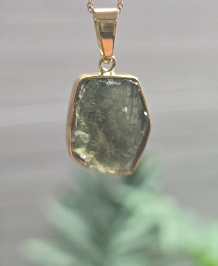 dije en oro de 14 quilates con moldavita natural