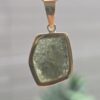 dije en oro de 14 quilates con moldavita natural