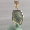 dije en oro de 14 quilates con moldavita natural