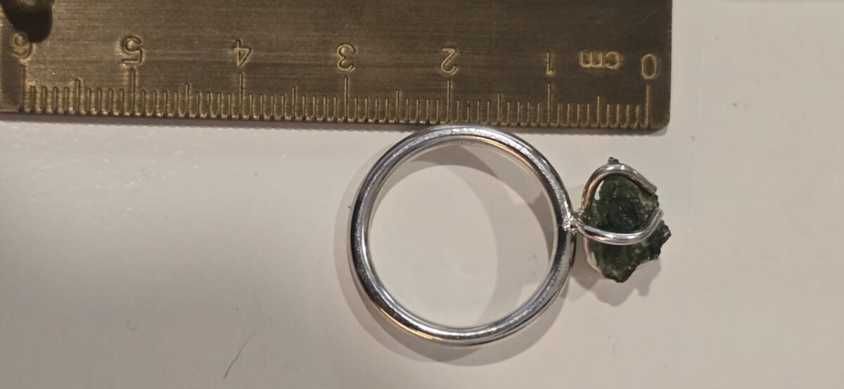 IMG-20250521-WA0000 anillo en plata 925 con moldavita natural