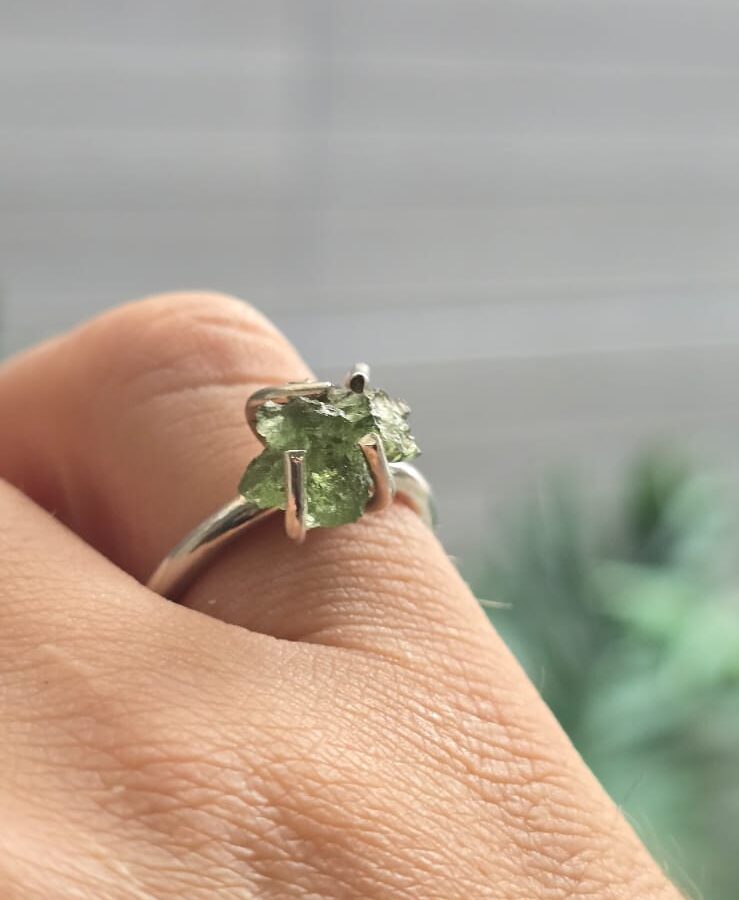 anillo en plata 925 con moldavita natural