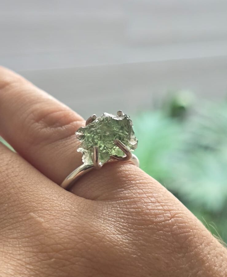 anillo en plata 925 con moldavita natural