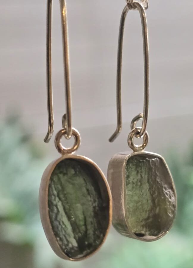 aretes en plata 925 con moldavita natural