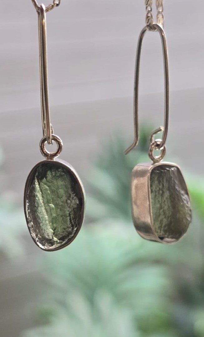 IMG-20250521-WA0017 aretes en plata 925 con moldavita natural