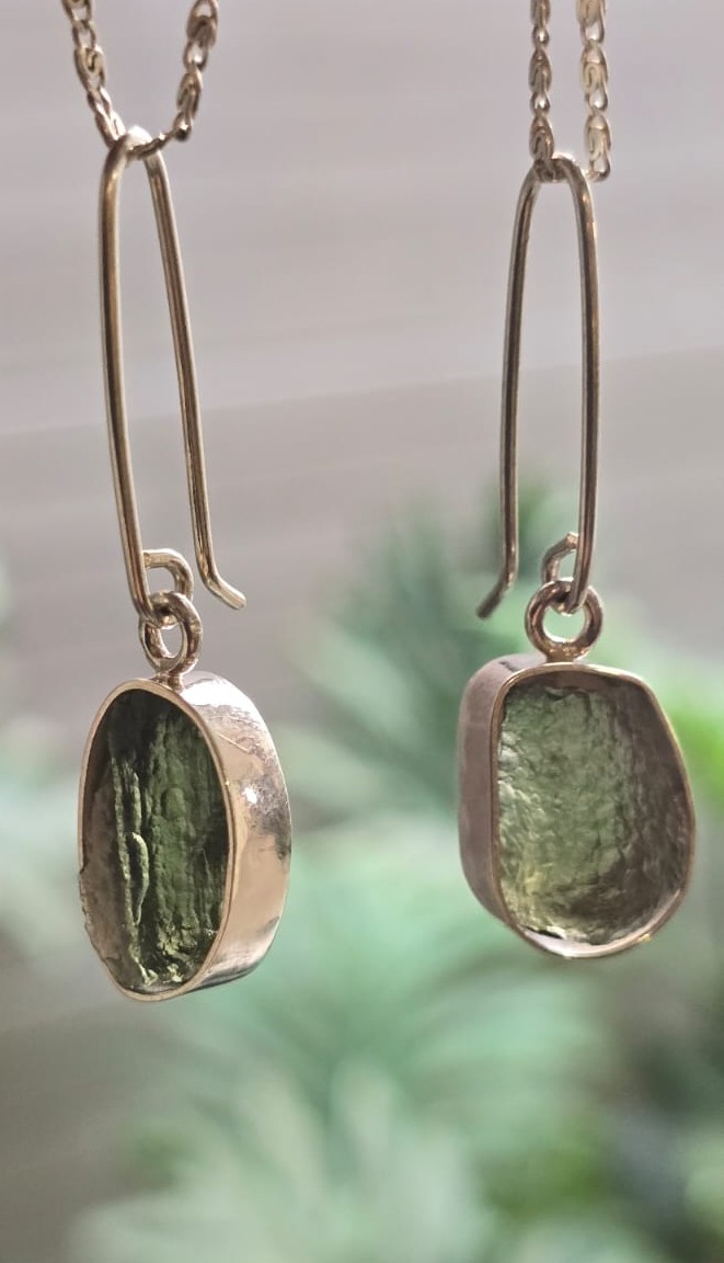 IMG-20250521-WA0018 aretes en plata 925 con moldavita natural
