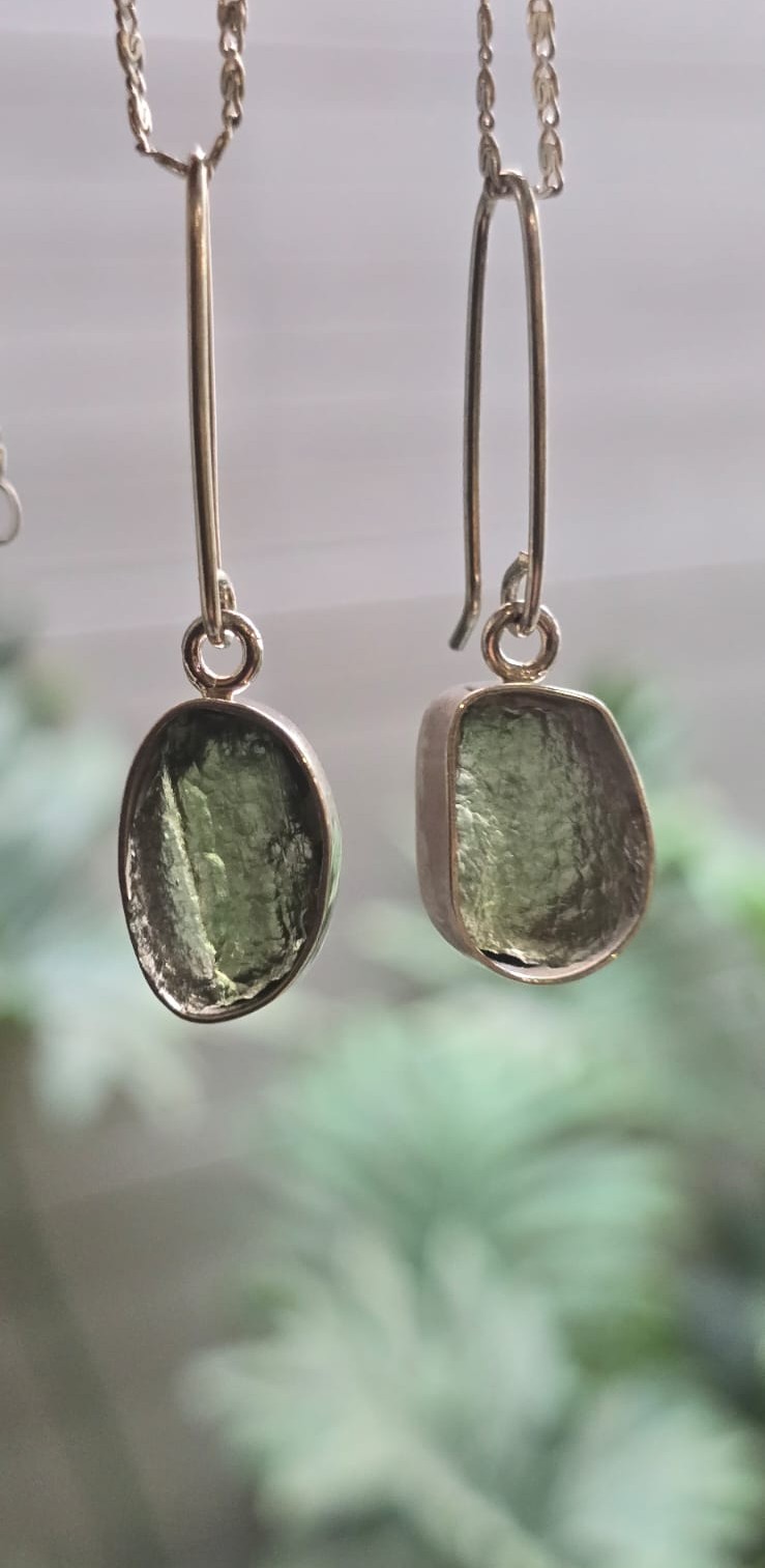 IMG-20250521-WA0019 aretes en plata 925 con moldavita natural