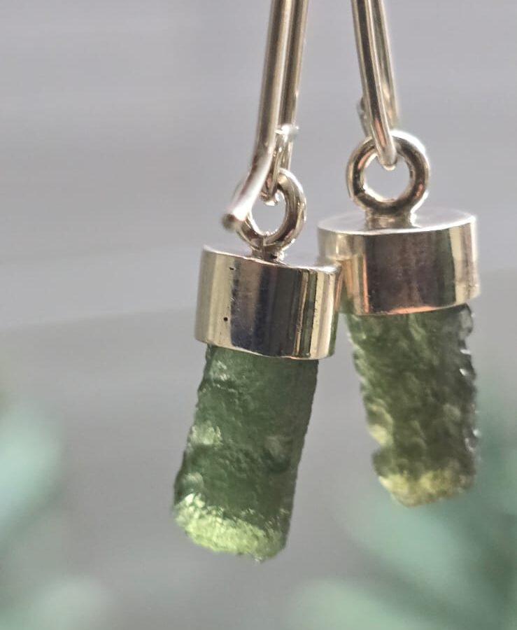 Aretes en plata 925 con moldavita natural