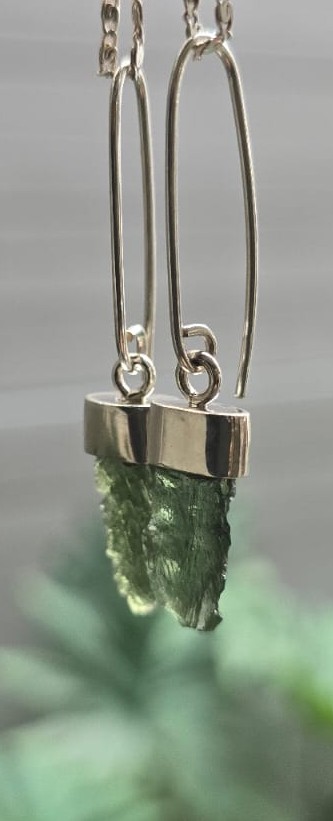 Aretes en plata 925 con moldavita natural